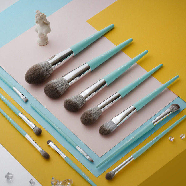 Black/Brown Handle Synthetic Hair Makeup Brush for Smooth and Flawless Makeup Shipping Way By Sea